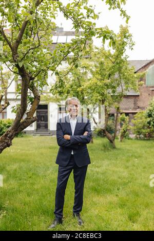Homme d'affaires expérimenté confiant dans un jardin rural Banque D'Images
