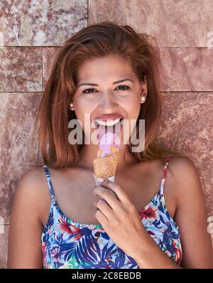 Young woman eating icecream Banque D'Images