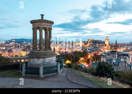 Royaume-Uni, Écosse, Édimbourg, vue de la ville depuis la colline de Calton avec le monument Dugald Stewart en premier plan au crépuscule Banque D'Images