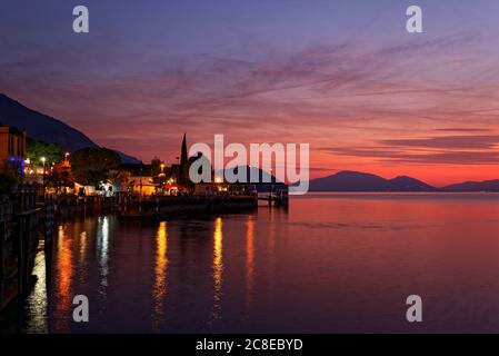 Italie, Lombardie, Sulzano, port du lac Iseo au coucher du soleil Banque D'Images