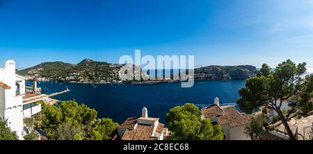 Espagne, Majorque, Andratx, ciel clair sur la baie de la ville côtière en été Banque D'Images