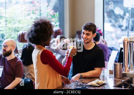 Rendez-vous entre amis dans un restaurant chic, parlant au bar Banque D'Images