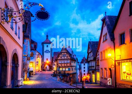 Allemagne, Bavière, Rothenburg ob der Tauber, rue de Plonlein au crépuscule avec porte de la ville de Sieberstor en arrière-plan Banque D'Images