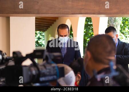 San Salvador, El Salvador. 23 juillet 2020. M. Tariq Al Othman, chargé d'affaires de l'ambassade de l'État du Qatar en El Salvador, est entré dans l'ambassade. L'État du Qatar a fait un don de fournitures médicales et de protection à l'Association des journalistes d'El Salvador (APE) dans le contexte de la crise sanitaire provoquée par la pandémie COVID-19. Crédit: Carlos Diaz/Alay Live News. Banque D'Images