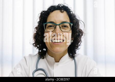 Souriante femme médecin mature à la clinique médicale Banque D'Images