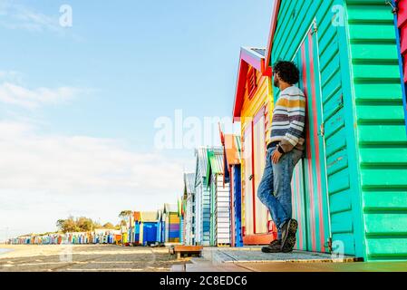 Homme debout en chalet à Brighton Beach contre le ciel, Melbourne, Australie Banque D'Images