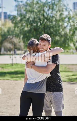 Embrasser le couple avant de s'y mettre en marche Banque D'Images