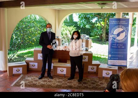 San Salvador, El Salvador. 23 juillet 2020. M. Tariq Al Othman, chargé d'affaires de l'ambassade de l'État du Qatar en El Salvador, donne une conférence de presse avec Angelica Carcamo, présidente des APE. L'État du Qatar a fait un don de fournitures médicales et de protection à l'Association des journalistes d'El Salvador (APE) dans le contexte de la crise sanitaire provoquée par la pandémie COVID-19. Crédit: Carlos Diaz/Alay Live News. Banque D'Images