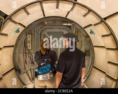 Orlando,FL/USA-10/5/19: Les gens attendent pour monter sur le Millenium Falcon Smuggler's Run dans le quartier Star Wars Galaxy's Edge de Hollywood Studios P. Banque D'Images