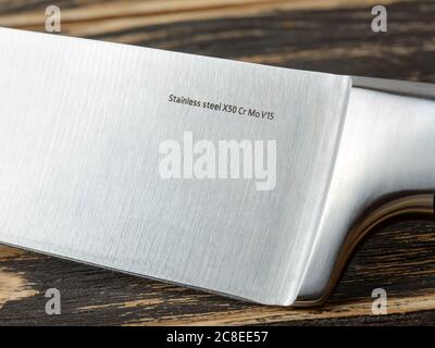 Gros plan de qualité acier sur une lame de couteau de chef professionnel. Ustensiles de cuisine modernes en acier au molybdène vanadium à haute teneur en carbone. Vue de dessus. Banque D'Images