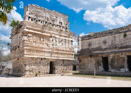 Temple aux sculptures élaborées de l'ancienne ville maya de Chichen Itza au Mexique Banque D'Images