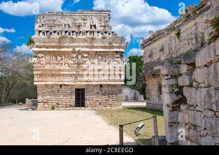 Temple aux sculptures élaborées de l'ancienne ville maya de Chichen Itza au Mexique Banque D'Images