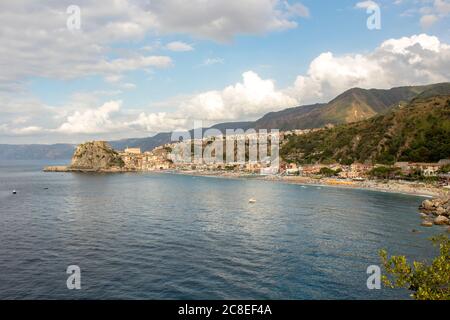 Route côtière avec village pendant une journée nuageux, village italien de scilla sur une falaise en Calabre, Italie. La mer en dessous et un ciel bleu nuageux à backgrou Banque D'Images