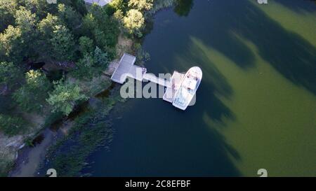 Vue aérienne du bateau attaché à la jetée au coucher du soleil Banque D'Images