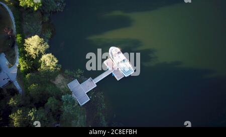 Vue aérienne du bateau attaché à la jetée au coucher du soleil Banque D'Images