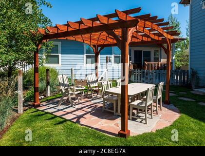 Pergola en cèdre; patio en ardoise; meubles de jardin; cour arrière résidentielle Banque D'Images