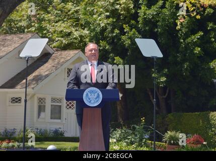 Yorba Linda, États-Unis. 23 juillet 2020. Le secrétaire d'État américain Mike Pompeo prononce un discours politique majeur sur les relations sino-américaines à la bibliothèque présidentielle Richard Nixon à Yorba Linda, en Californie, le jeudi 23 juillet 2020. Pompeo a déclaré que l'engagement des États-Unis avec la Chine était un échec lamentable, cinquante ans après le voyage historique de Nixon en Chine en 1972. À l'arrière se trouve la maison où Nixon est né et élevé. Photo de Jim Ruymen/UPI crédit: UPI/Alay Live News Banque D'Images