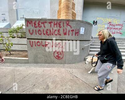 Portland, Oregon, États-Unis. 23 juillet 2020. Rencontrez leur violence avec le signe de violence. Crédit : ZUMA Press, Inc./Alay Live News Banque D'Images