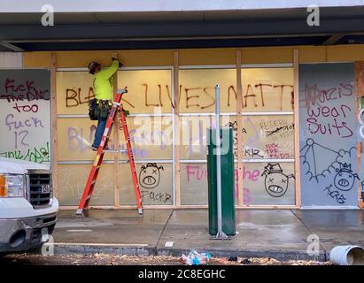 Portland, Oregon, États-Unis. 23 juillet 2020. Les employés de la ville nettoient les murs après une nuit de plus de manifestations autour du palais de justice fédéral. Crédit : ZUMA Press, Inc./Alay Live News Banque D'Images