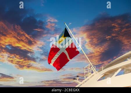 Drapeau du registre des Bahamas au coucher du soleil Banque D'Images