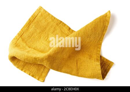 Serviette en tissu jaune froissé sur blanc Banque D'Images