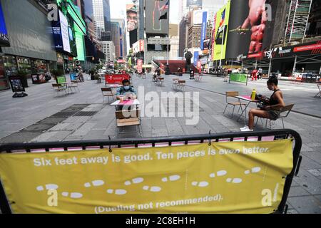 New York, États-Unis. 23 juillet 2020. On voit des gens sur Times Square à New York, aux États-Unis, le 23 juillet 2020. Le nombre de cas de COVID-19 aux États-Unis a dépassé le 4 millions de jeudi pour atteindre 4,005,414 à 3 h 04 heure locale (1904 GMT), selon le Centre for Systems Science and Engineering (CSSE) de l'Université Johns Hopkins. Crédit : Wang Ying/Xinhua/Alay Live News Banque D'Images