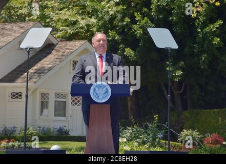 Yorba Linda, États-Unis. 23 juillet 2020. Le secrétaire d'État américain Mike Pompeo prononce un discours politique majeur sur les relations sino-américaines à la bibliothèque présidentielle Richard Nixon à Yorba Linda, en Californie, le jeudi 23 juillet 2020. Pompeo a déclaré que l'engagement des États-Unis avec la Chine était un échec lamentable, cinquante ans après le voyage historique de Nixon en Chine en 1972. À l'arrière se trouve la maison où Nixon est né et élevé. Photo de Jim Ruymen/UPI crédit: UPI/Alay Live News Banque D'Images