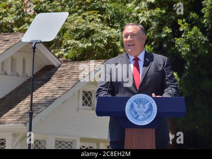 Yorba Linda, États-Unis. 23 juillet 2020. Le secrétaire d'État américain Mike Pompeo prononce un discours politique majeur sur les relations sino-américaines à la bibliothèque présidentielle Richard Nixon à Yorba Linda, en Californie, le jeudi 23 juillet 2020. Pompeo a déclaré que l'engagement des États-Unis avec la Chine était un échec lamentable, cinquante ans après le voyage historique de Nixon en Chine en 1972. À l'arrière se trouve la maison où Nixon est né et élevé. Photo de Jim Ruymen/UPI crédit: UPI/Alay Live News Banque D'Images