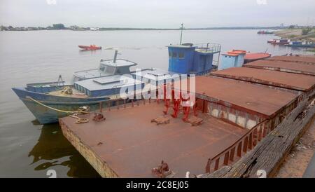 Navires de fer au Paraguay dans la rivière Banque D'Images