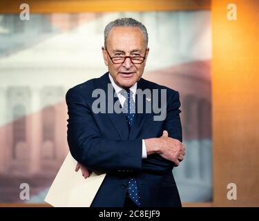 Le leader minoritaire du Sénat américain, Chuck Schumer (D-NY), assiste à la conférence de presse hebdomadaire de la Présidente de la Chambre Nancy Pelosi (D-CA). Banque D'Images