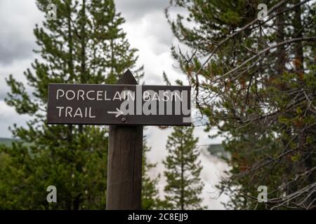 Panneau pour la piste du bassin de porcelaine, qui fait partie du bassin de Norris Geyser dans le parc national de Yellowstone, Wyoming Banque D'Images