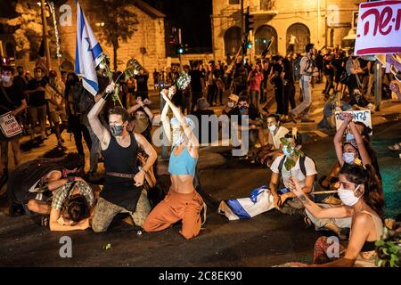 Jérusalem, Israël. 24 juillet 2020. Les Israéliens prennent part à une manifestation contre le Premier ministre israélien Benjamin Netanyahu près de sa résidence à Jérusalem. Netanyahou a été inculpé pour corruption, fraude et abus de confiance dans plusieurs cas, mais rejette toutes les accusations. Crédit : Ilia Yefimovich/dpa/Alay Live News Banque D'Images