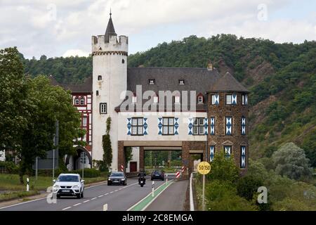 Kobern Gondorf, Allemagne. 30 juin 2020. Autrefois entouré d'une lande, Schloss von der Leyen est le seul château amarré de la Moselle. La route fédérale B·416 très fréquentée traverse les murs vieux de 800 ans. Crédit : Thomas Frey/dpa/Alay Live News Banque D'Images