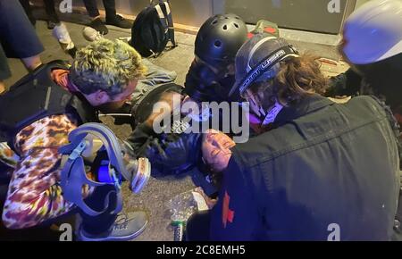 Portland, Oregon, États-Unis. 23 juillet 2020. AVERY WILLIAMS a été abattu dans le visage à proximité par un officier fédéral portant un camouflage lorsqu'il s'est approché. Avery a été tourné avec un réservoir métallique de gaz lacrymogène. Les manifestants ont commencé à crier, 'Medians', et une demi-douzaine de médecins-manifestants se sont précipités à son aide. Ils ont pu le ranimer et le mettre sur ses pieds, mais ne connaissent pas l'étendue de ses blessures. Crédit : Amy Katz/ZUMA Wire/Alay Live News Banque D'Images