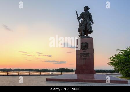 Russie, Irkoutsk - 30 juin 2020 : monument aux fondateurs de la ville d'Irkoutsk la nuit sur les rives de l'Angara. Écrit avec Banque D'Images