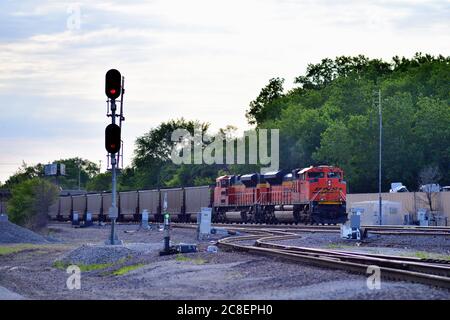 Aurora, Illinois, États-Unis. Un train à charbon Burlington Northern Santa Fe en direction est dirigé par deux locomotives. Banque D'Images