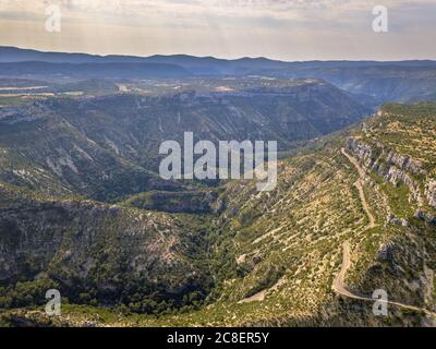 Vue aérienne de la Vallée des Gorges de la vis coupant à travers Causse du Larzac dans le Parc National des Cévennes, dans le sud de la France Banque D'Images