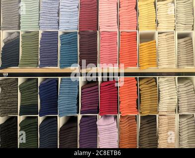 chaussettes colorées sur la tablette d'un magasin Banque D'Images