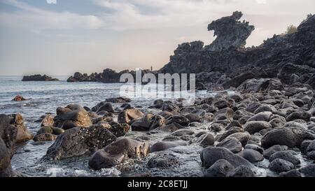 Le paysage du rocher de Yongduam (rocher de Dragon Head) dans l'île de Jeju, en Corée du Sud. Banque D'Images