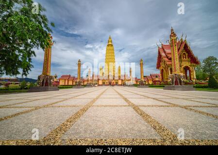 Le paysage du temple Wat Bang Thong (pagode dorée) dans la province de Krabi, en Thaïlande. Banque D'Images