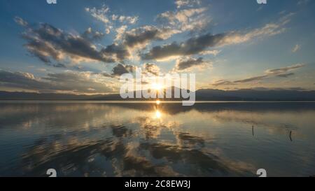 Le paysage de la réflexion du lac Kwan Phayao au coucher du soleil dans la province de Phayao, en Thaïlande. Banque D'Images