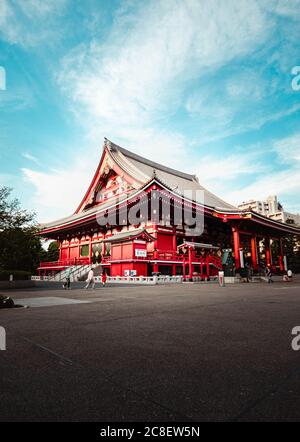 Temple Asakusa Senso-ji avec ciel bleu en arrière-plan. Banque D'Images