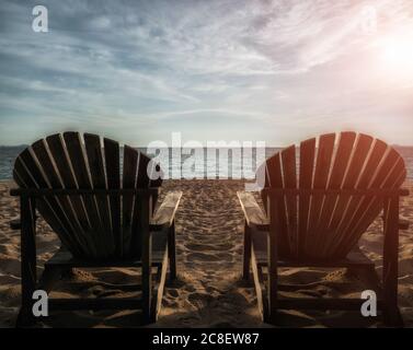 Chaise de couple sur la plage ensoleillée. Ton d'été à contraste élevé. Banque D'Images