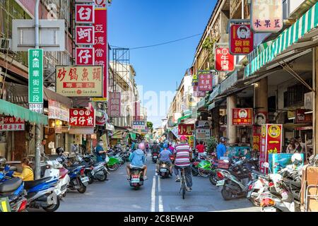 Tainan, Taïwan - 7 juin 2020 : entrée du marché traditionnel de yongle sur la rue Guohua. C'est l'un des plus grands marchés de tainan vendant de nombreuses sortes de Banque D'Images