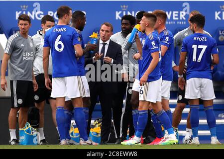 Directeur de Leicester City, Brendan Rogers parle avec ses joueurs lors du match de la Premier League entre Leicester City et Sheffield United au King Power Stadium.(final Score ; Leicester City 2 - 0 Sheffield United) Banque D'Images