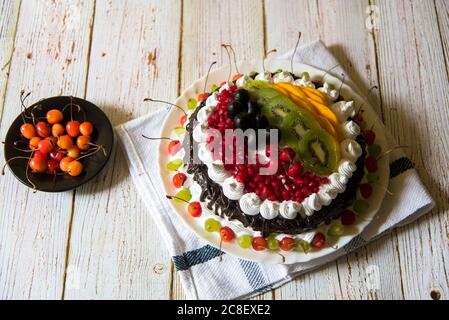 Gâteau aux fruits frais et cerises sur fond avec utilisation de focus sélectif. Un délicieux dessert. Banque D'Images