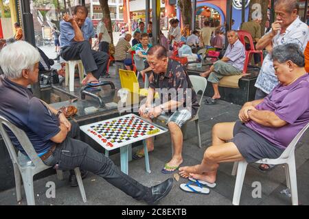 Des hommes chinois âgés ou retraités de souche à Kreta Ayer Square, Chinatown, Singapour, ont été engrosés ou en partie dormant pendant une partie d'échecs chinois Banque D'Images