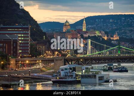 Paysage urbain de Budapest. Vous pouvez voir le pont de la liberté, le pont d'Erzsebet, le château royal de Buda, le bastion de Fishermens, le danube et le célèbre bateau de concert dans le FO Banque D'Images