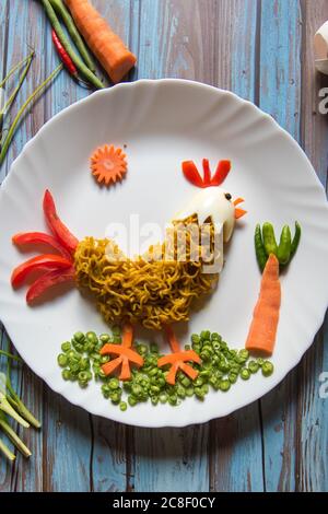 Gros plan des aliments sous forme de coq dans une assiette Banque D'Images