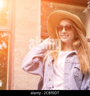 Tendance heureux personne. Bonne fille souriante dans le chapeau et le soleil de glasévaluer Banque D'Images